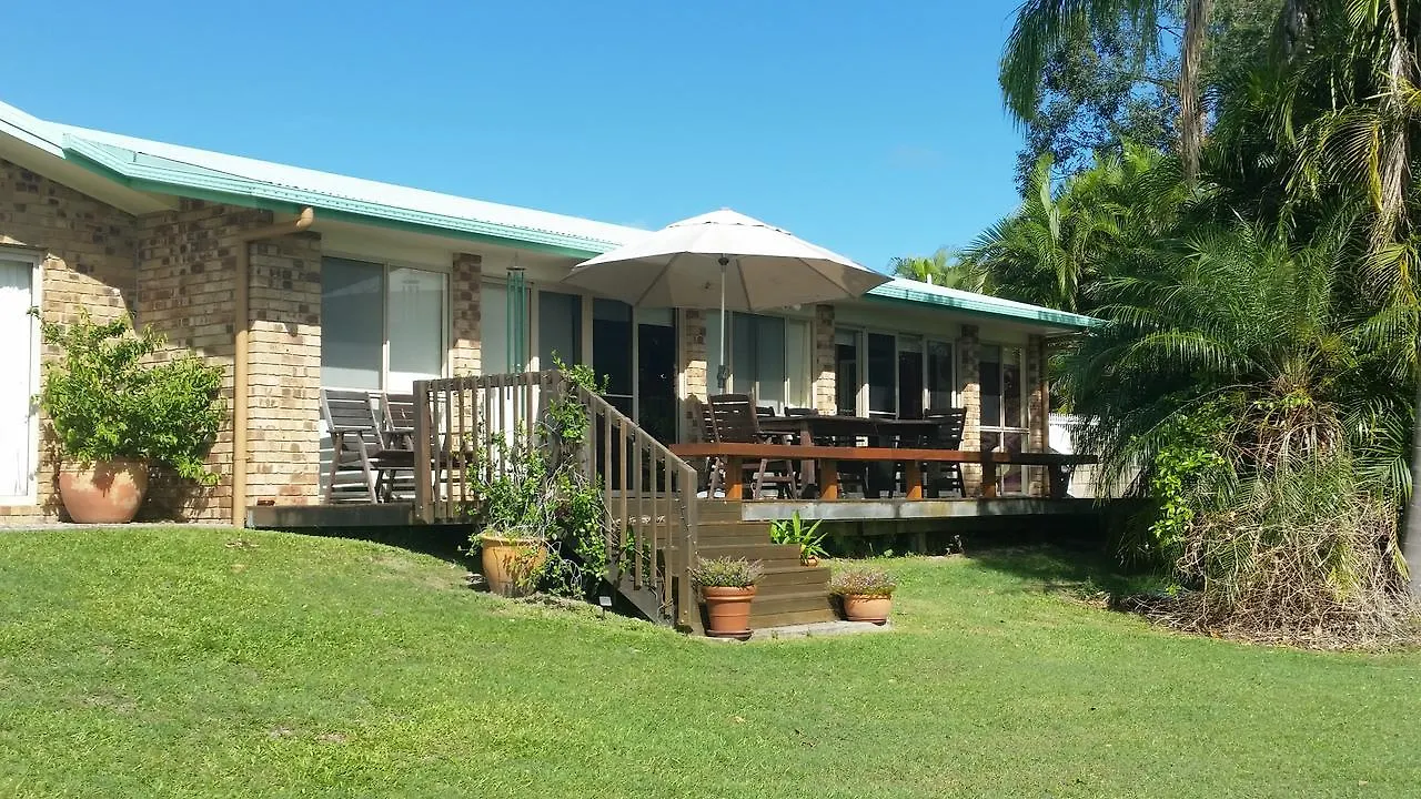 Hilltop Hideaway Yandina Bed & Breakfast